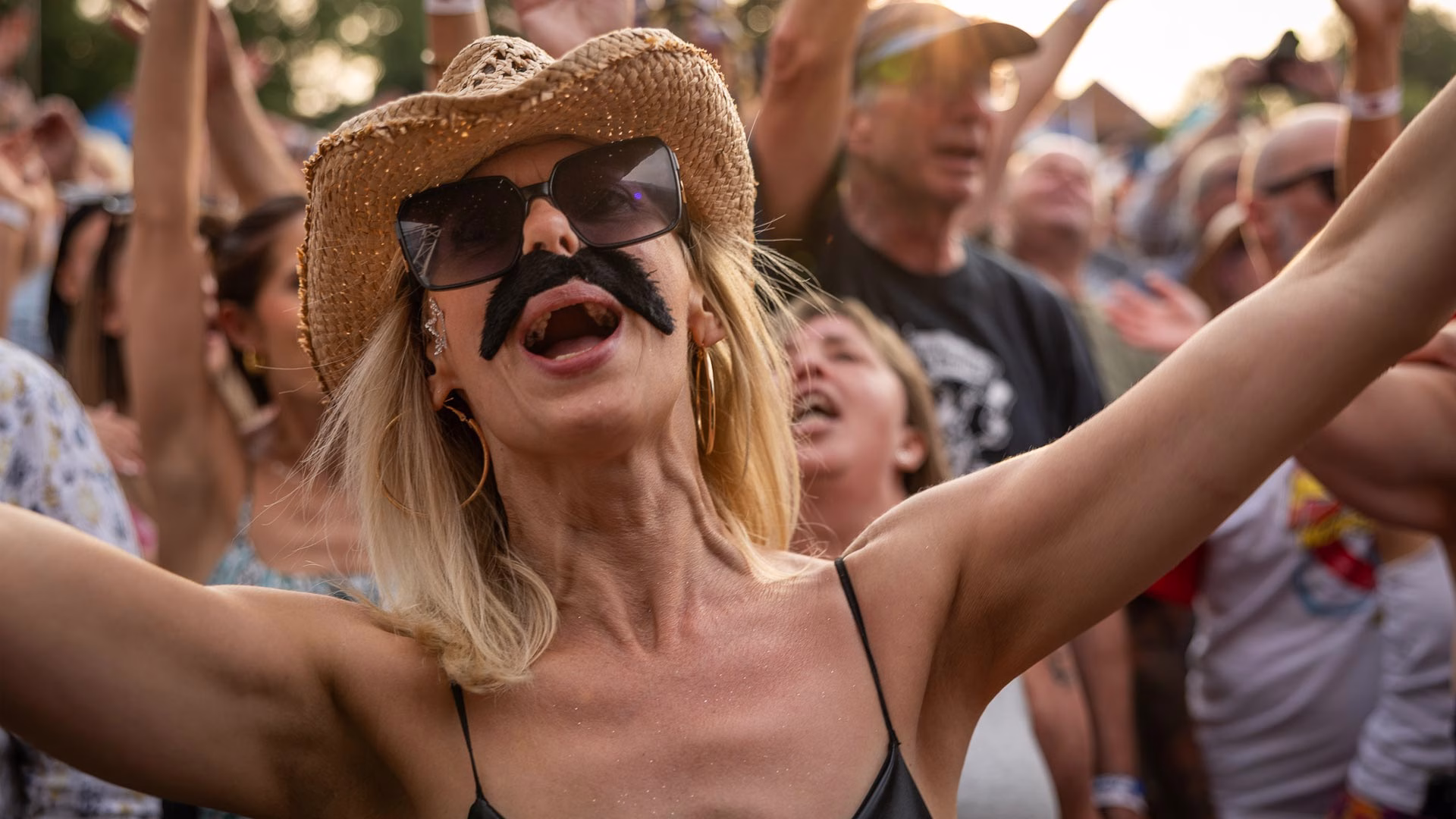 Music festival crowd, photography by Simon Beer